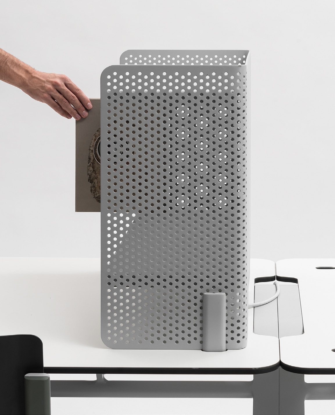 Casier de rangement en métal perforé posé sur une table