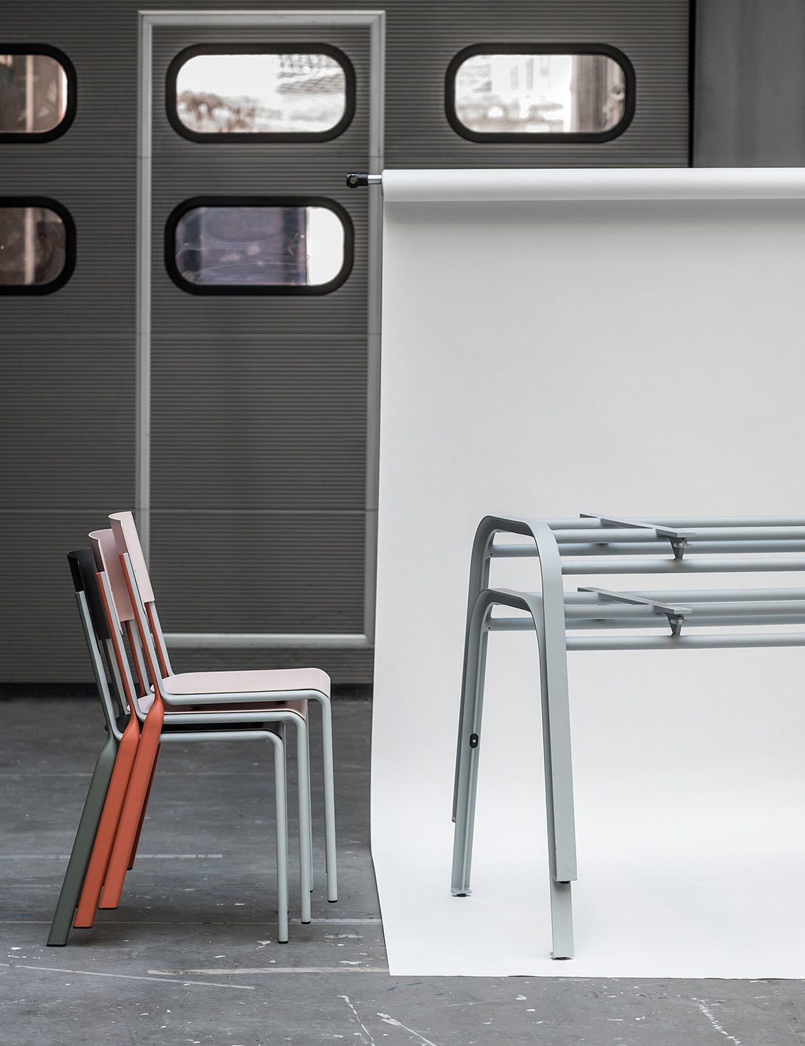 Piètements empilés et rack de stockage des plateaux