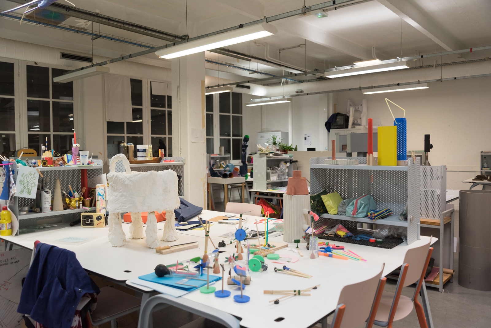 Atelier de prototypage avec maquettes et tables en cours de fabrication