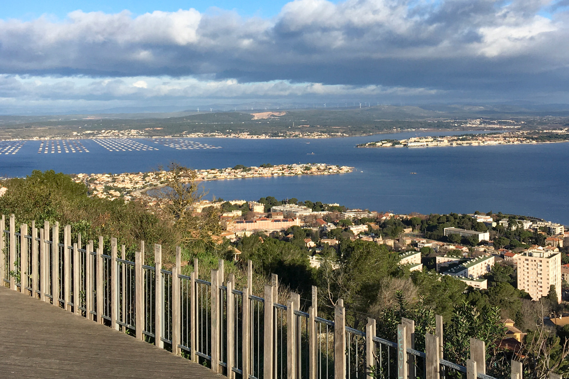 Vue sur l’étang de Thau depuis une promenade aménagée