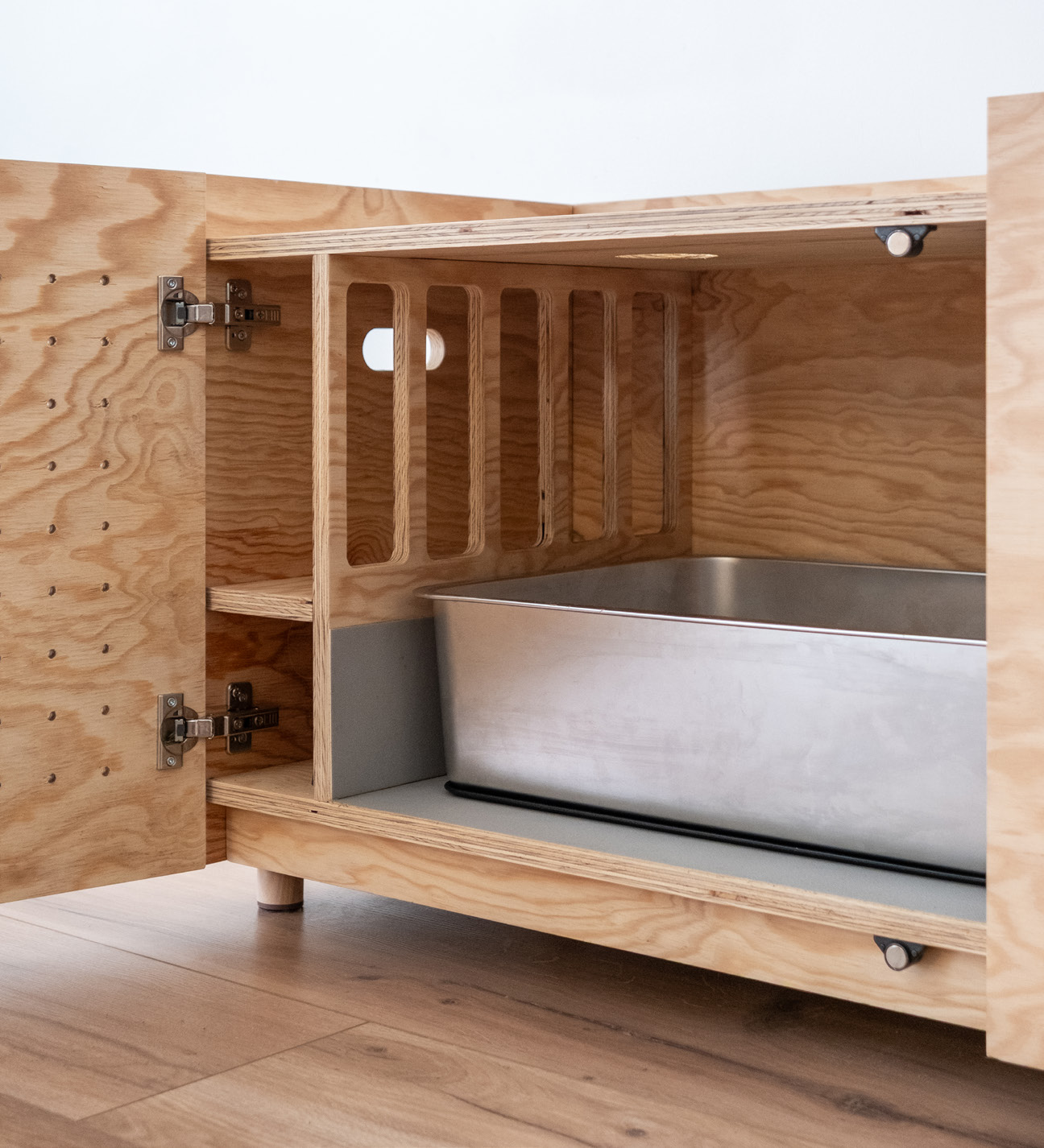 Intérieur du meuble : bac à litière et râtelier