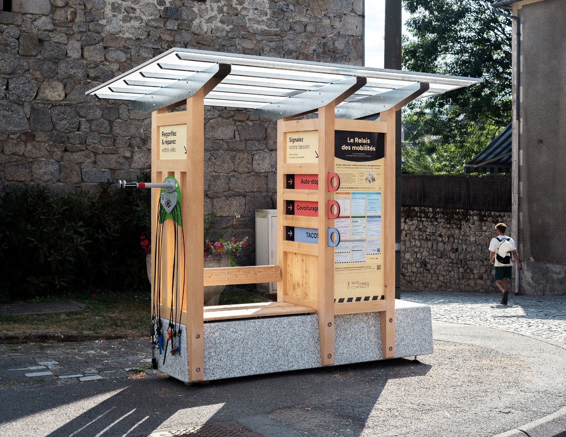 Le Relais des Mobilités, mobilier d'arrêt en bois installé en bord de route
