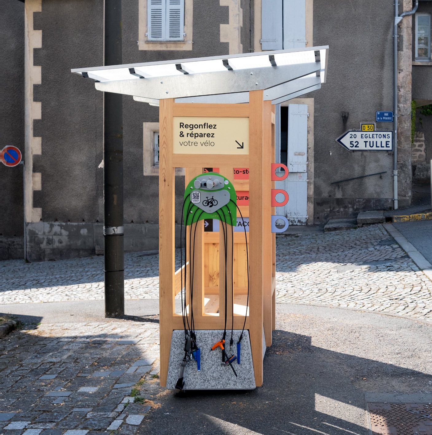 Vue rapprochée du mobilier d'arrêt