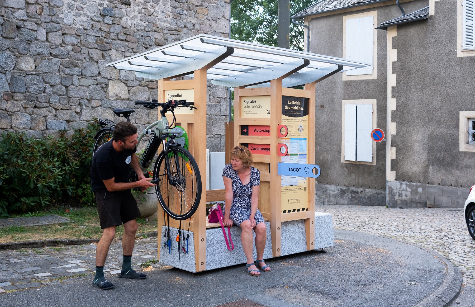 Un usager regonfle son vélo à la station mobilité