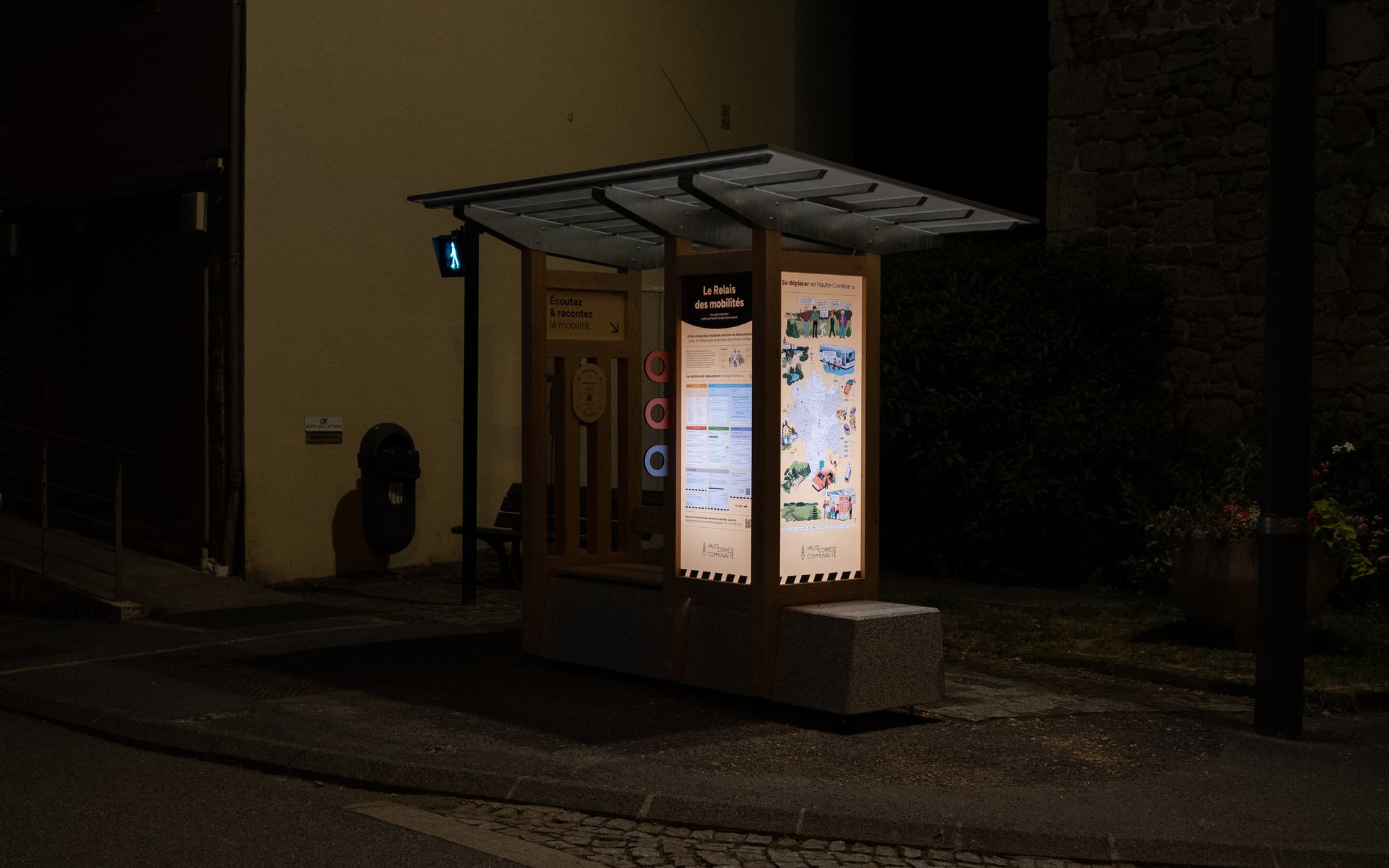 Le mobilier éclairé la nuit par son système d'éclairage solaire